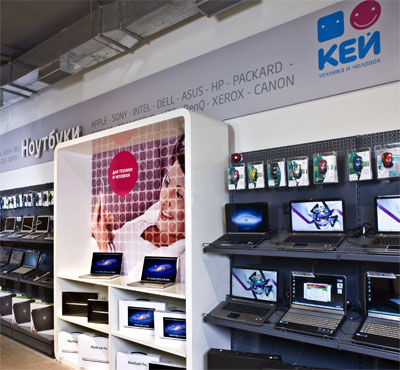 При оформлении  магазинов «Кей», бюро Jos de Vries The Retail Company предусмотрело такие детали, как сервисная стойка, оформление отделов, фокусные зоны, прилавок для продажи комплектующих.